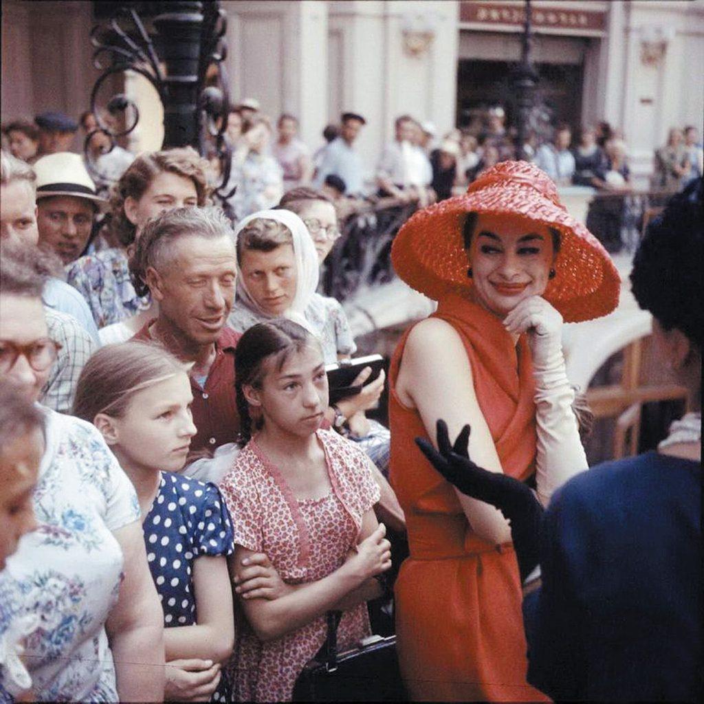Мода 50-е года XX столетия на улицах Москвы